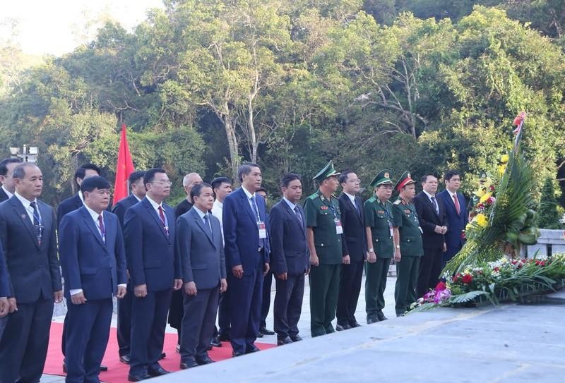 Delegados ofrecen flores en el Monumento a la Amistad Vietnam-Laos. 