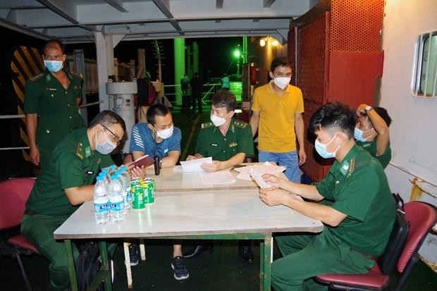 Los guardias fronterizos del puerto de Ba Ria-Vung Tau llevan a cabo los procedimientos de entrada para los ocho ciudadanos birmanos evacuados. (Fotografía: VNA)