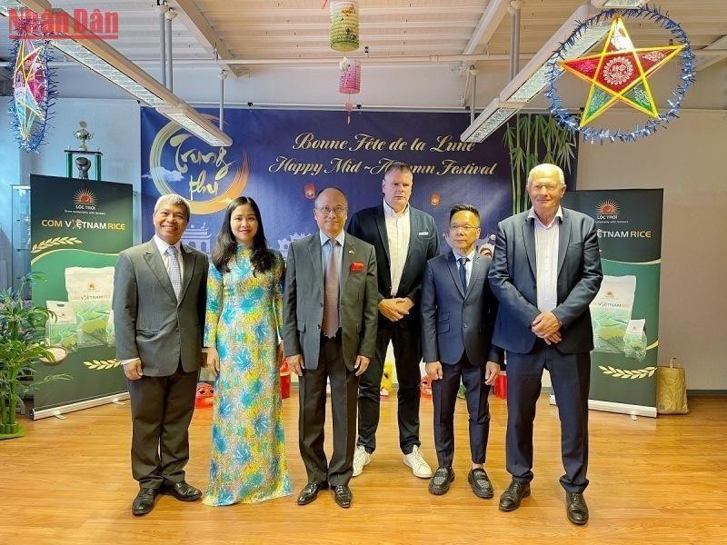 El embajador Dinh Toan Thang, junto a representantes del Ministerio de Industria y Comercio, empresas y socios se toman fotos de recuerdo en el programa "Festival del Medio Otoño de Vietnam".