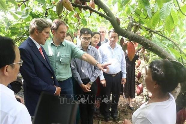 John Kerry, enviado especial del presidente de Estados Unidos para el clima, en la visita. (Fotografía: VNA)