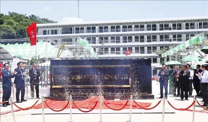 Acto de inauguración del colegio de bachilleres de Ky Son. (Fotografía:VNA)