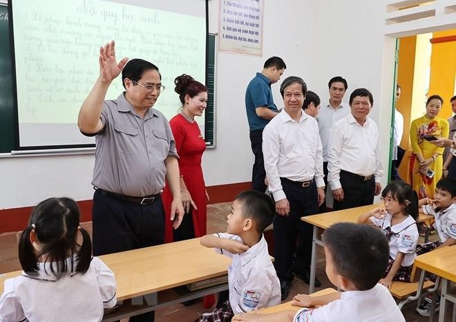 El primer ministro de Vietnam , Pham Minh Chinh , en su visita a la escuela primaria de Yen Lap, Phu Tho. (Fotografía: VNA)