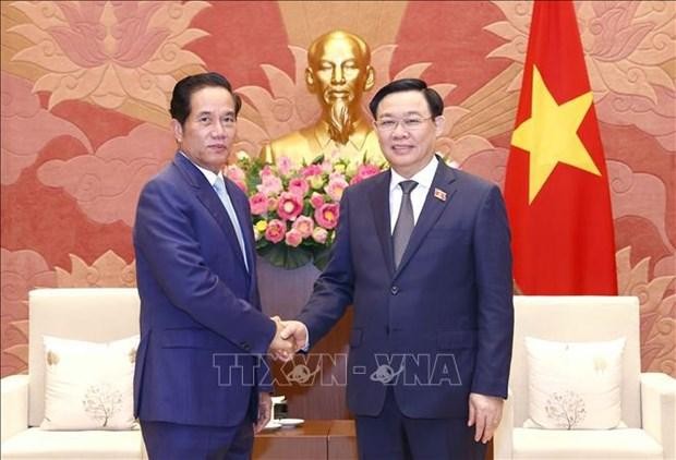 El presidente de la Asamblea Nacional de Vietnam, Vuong Dinh Hue (derecha), saluda al gobernador de Phnom Penh, Khuong Sreng. (Fotografía: VNA)