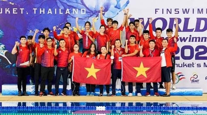 Los atletas vietnamitas participantes en la Copa Mundial de Natación con Aletas en Piscina. (Fotografía: TTVN)