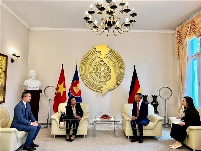 El embajador camboyano en Alemania, Savny Phen, se reunió con su homólogo vietnamita en Berlín, Vu Quang Minh. (Fotografía: VNA)