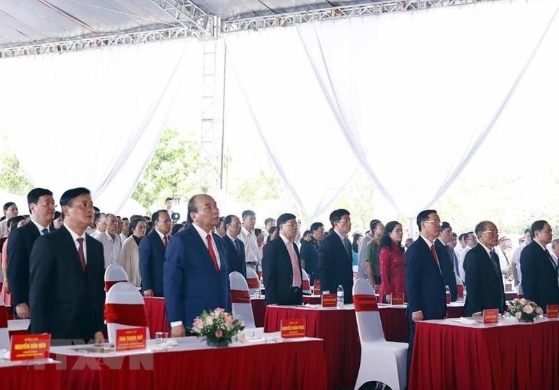 El presidente del país, Nguyen Xuan Phuc, el miembro del Buró Político y permanente del Secretariado del PCV, Vo Van Thuong, junto con los líderes y ex dirigentes del Partido y el Estado en el acto. (Foto: Thong Nhat/VNA)