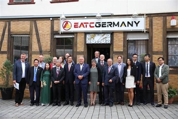 Representantes de EATC Alemania, estado de Hesse, Bad Schawalbach, y la misión diplomática de Vietnam en Alemania. (Fotografía: VNA)