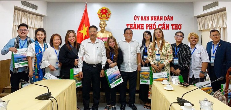  Representantes del Comité Popular de Can Tho y de las Asociaciones de Turismo de Indonesia, Filipinas y Camboya en la reunión. (Fotografía: Ministerio de Cultura, Deportes y Turismo de Vietnam) 