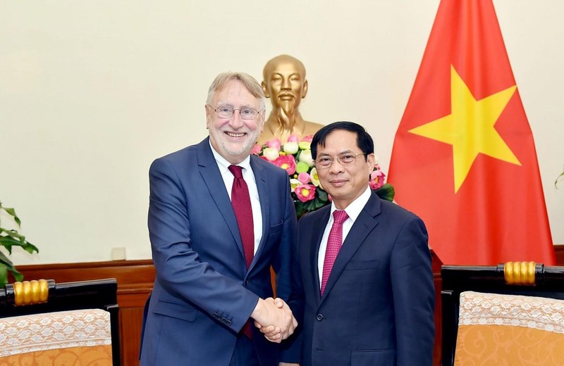 El canciller vietnamita, Bui Thanh Son (derecha) y Bernd Lange, presidente de la Comisión de Comercio Internacional (INTA) del Parlamento Europeo. (Fotografía: VNA)