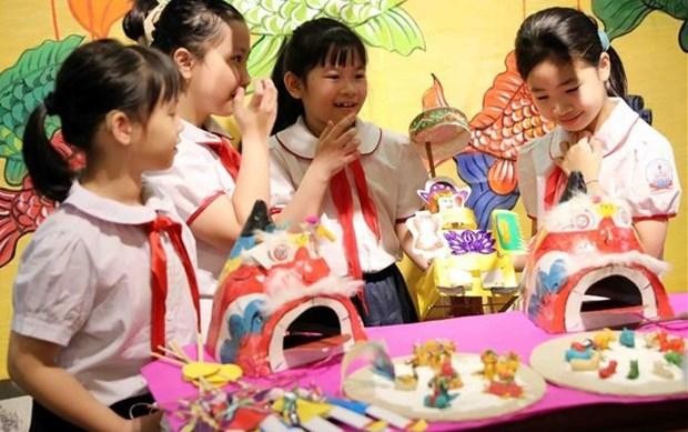Niños vietnamitas se muestran emocionados con la Fiesta del Medio Otoño. (Fotografía: VNA)