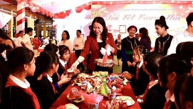 La vicepresidenta de Vietnam, Vo Thi Anh Xuan, reparte regalos a los estudiantes. (Fotografía: VNA)