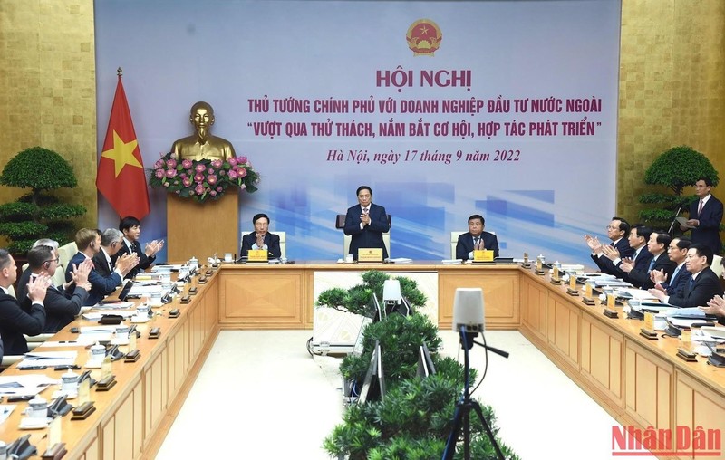 El primer ministro, Pham Minh Chinh, preside la conferencia. 