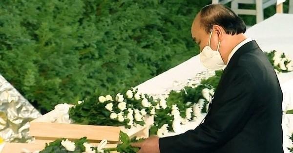 El presidente Nguyen Xuan Phuc depositó flores en memoria del extinto premier japonés Shinzo Abe. (Fotografía: VNA)