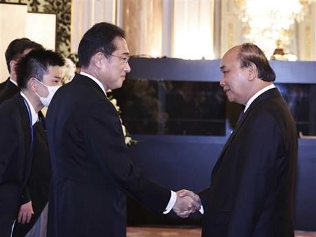 El presidente de Vietnam, Nguyen Xuan Phuc, y el primer ministro de Japón, Kishida Fumio. (Fotografía: VNA)