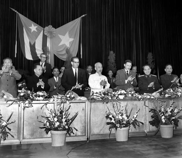 El presidente Ho Chi Minh y los dirigentes de alto rango de Vietnam en un mitin en Hanói para dar la bienvenida a la delegación del Partido Comunista y el Gobierno revolucionario de Cuba, encabezada por el presidente Osvaldo Dorticós Torrado, en su visita a Vietnam a finales de octubre de 1966. (Fotografía: VNA)
