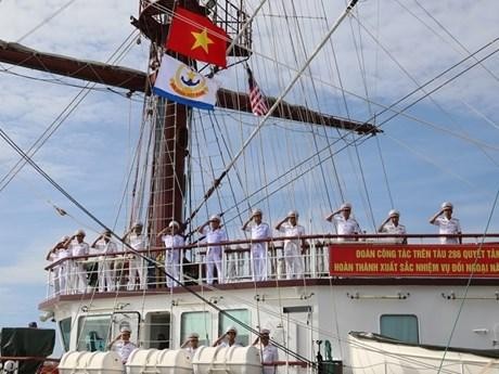 El Buque escuela de vela 286-Le Quy Don, de la Armada Popular de Vietnam, arriba el puerto de Lumut. (Fotografía: qdnd.vn)