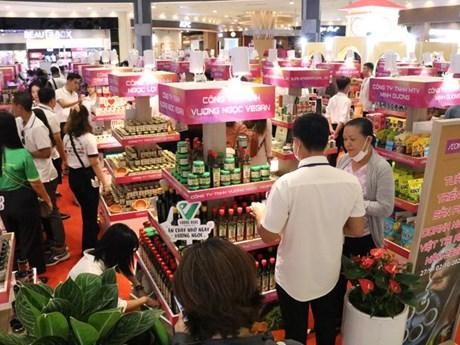 Cientos de productos vietnamitas se venden en supermercados AEON. (Fotografía: VNA)