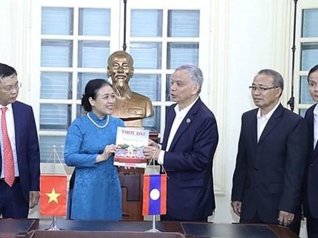 Nguyen Phuong Nga y Sommad Pholsena en la ocasión. (Fotografía: VNA)