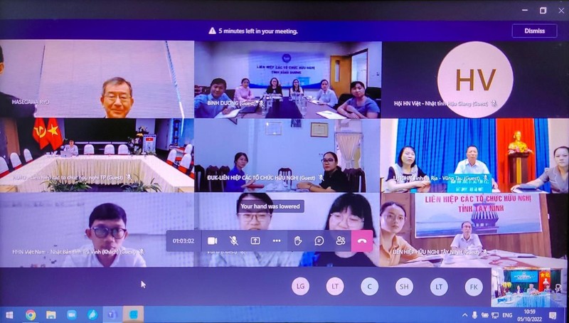En la reunión virtual. (Fotografía: thoidai.com.vn)