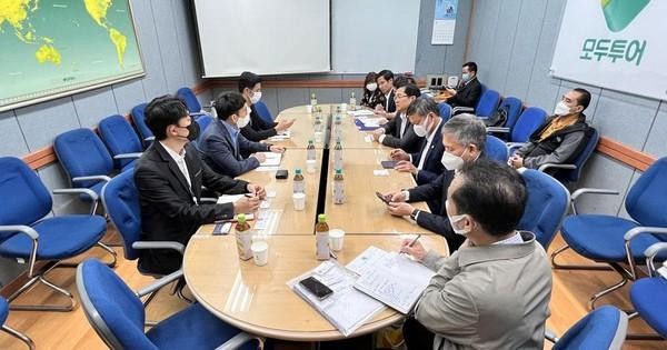 En la reunión entre el Comité Popular de Da Nang y las agencias surcoreanas de viaje Mode Tour y Hana Tour. 