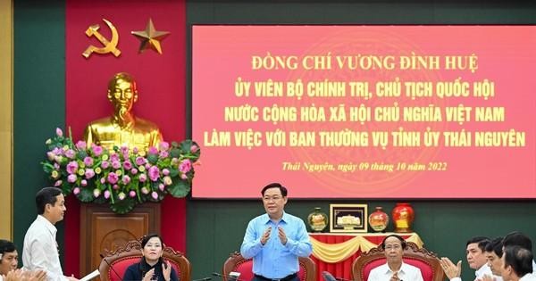 El presidente de la AN, Vuong Dinh Hue, preside la reunión. 