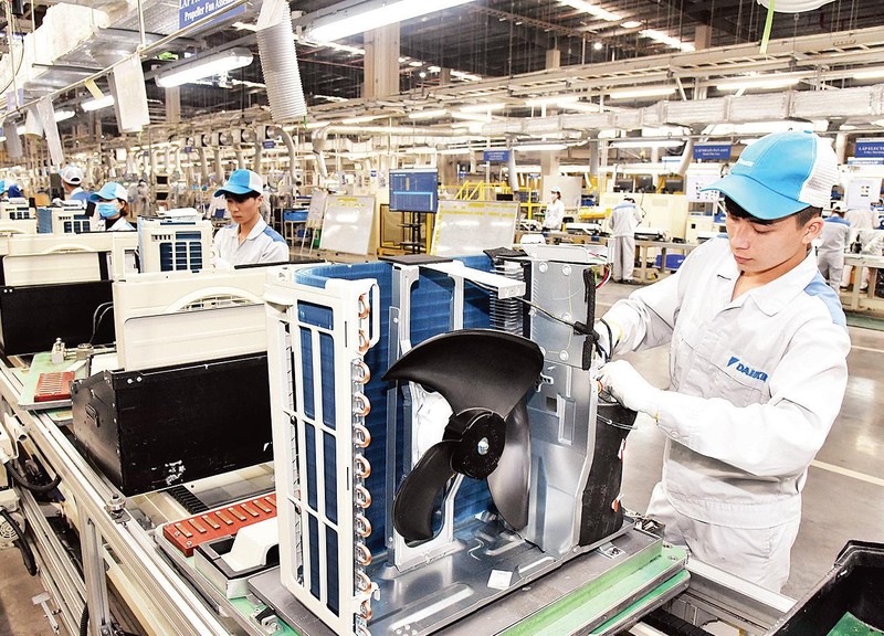El gobierno implementa un sistema de soluciones para resolver las dificultades de las empresas. En la foto: Obreros de la Sociedad Anónima Daikin ensamblan acondicionadores de aire. (Fotografía: Dong Minh)