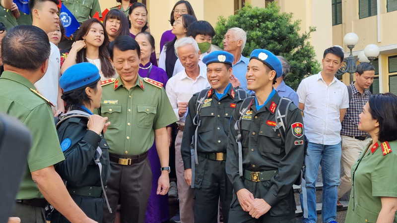 El viceministro de Seguridad Pública de Vietnam, Luong Tam Quang, saluda a los oficiales participantes en las tareas del mantenimiento de la paz de las Naciones Unidas. (Fotografía: Nhan Dan)