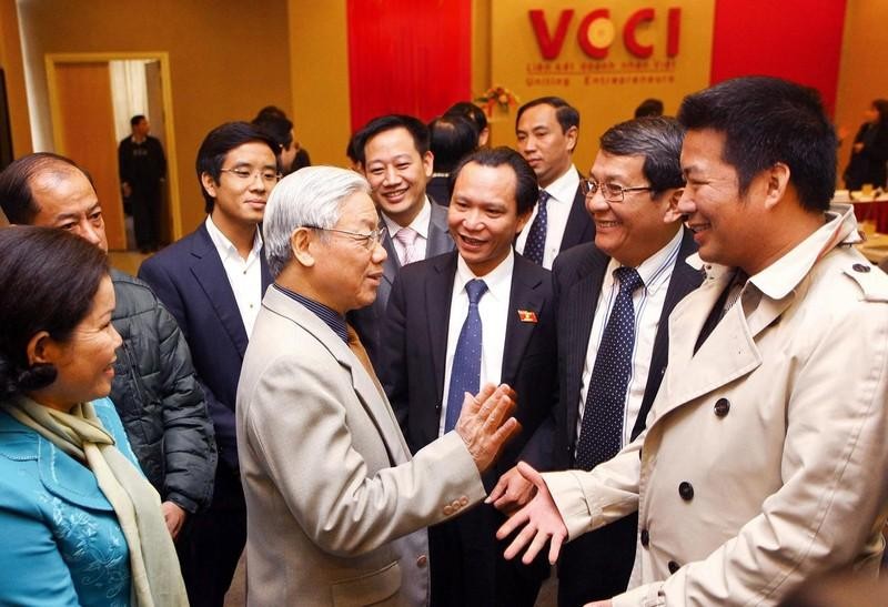 El secretario general del Partido Comunista de Vietnam, Nguyen Phu Trong y representantes de la comunidad empresarial en una reunión con la Cámara de Comercio e Industria de Vietnam (VCCI), el 17 de diciembre de 2011. (Fotografía: Nguyen Khanh)