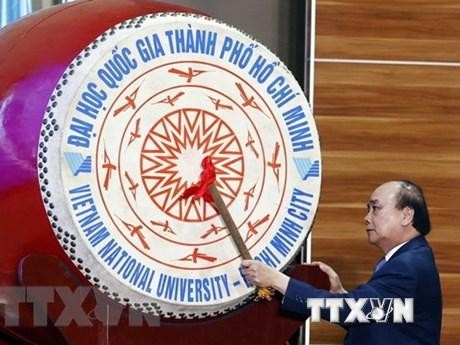 El presidente Nguyen Xuan Phuc toca el tambor para dar inicio al nuevo curso académico en la Universidad Nacional de Ciudad Ho Chi Minh. (Fotografía: VNA)