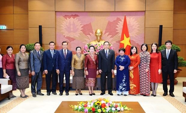 El vicepresidente permanente de la Asamblea Nacional de Vietnam, Tran Thanh Man, recibie a la presidenta del Comité de Asuntos Culturales y Sociales del Parlamento de Laos, Thoummaly Vongphachanh. (Fotografía: VNA)