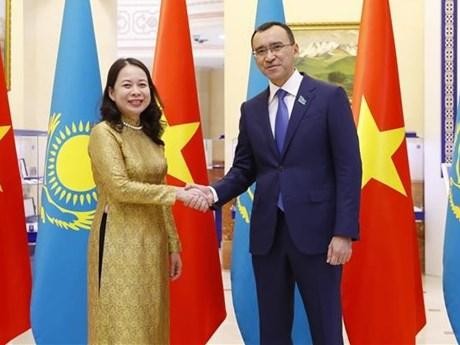 La vicepresidenta vietnamita Nguyen Thi Anh Xuan y el presidente del Senado del Parlamento kazajo, Maulen Ashimbayev. (Fotografía: VNA)
