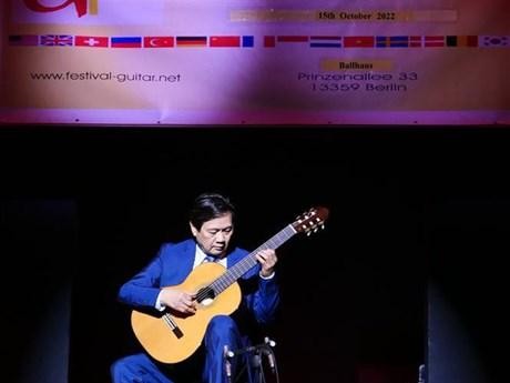 El compositor Dang Ngoc Long en el Concurso Internacional de Guitarra de Berlín 2022. (Fotografía: VNA)