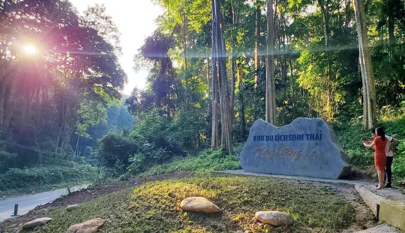 Los visitantes que pasan por ese lugar siempre se detienen a descansar, explorar y tomar hermosas fotos. (Fotografía: Vietnamnet.vn) 