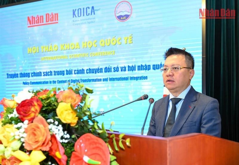 El presidente-editor del diario Nhan Dan, Le Quoc Minh, pronuncia el discurso de apertura del evento.