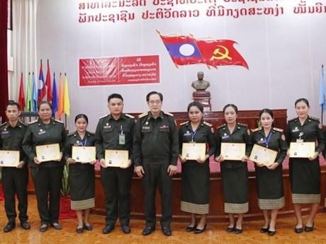 La ceremonia de entrega de certificación de idioma vietnamita para los médicos laosianos. (Fotografía: VNA)