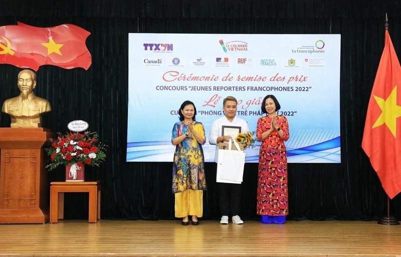 La directora general de la VNA, Vu Viet Trang (derecha) y la jefa interna de la Organización Internacional de la Francofonía en la región Asia Pacífico, Tran Thi Mai Yen, entregan el primer premio al concursante Ho Ngoc Vinh Nguyen. (Fotografía: VNA)