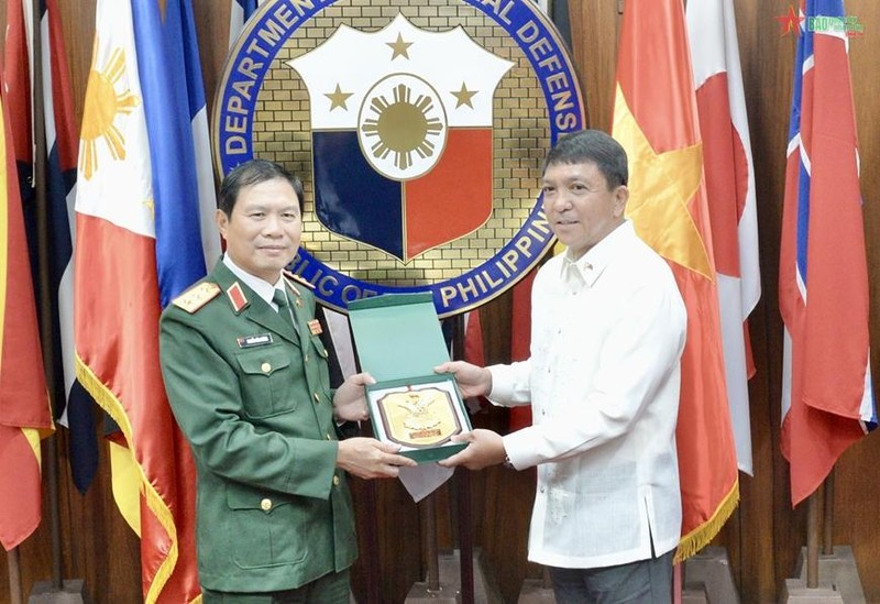 El viceministro de Defensa de Filipinas, Franco Nemisio M. Gacal (D), entrega obsequio al teniente general Nguyen Tan Cuong, jefe del Estado Mayor General del Ejército Popular de Vietnam y viceministro de Defensa de este país. (Fotografía: qdnd.vn)