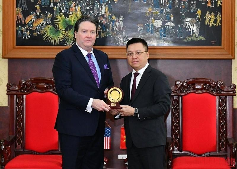 El residente-editor de Nhan Dan, Le Quoc Minh, entrega obsequio al embajador de Estados Unidos en Hanói, Marc E. Knapper.