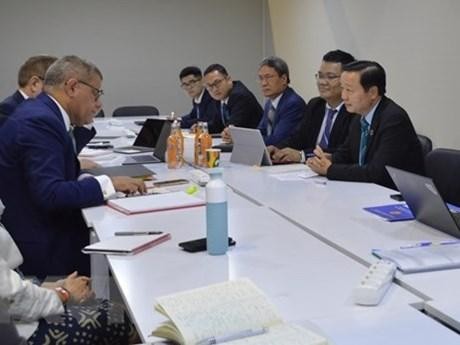 La delegación vietnamita trabaja con el presidente de la COP26, Alok Sharma, sobre la transición energética de Vietnam. (Fotografía: VNA)