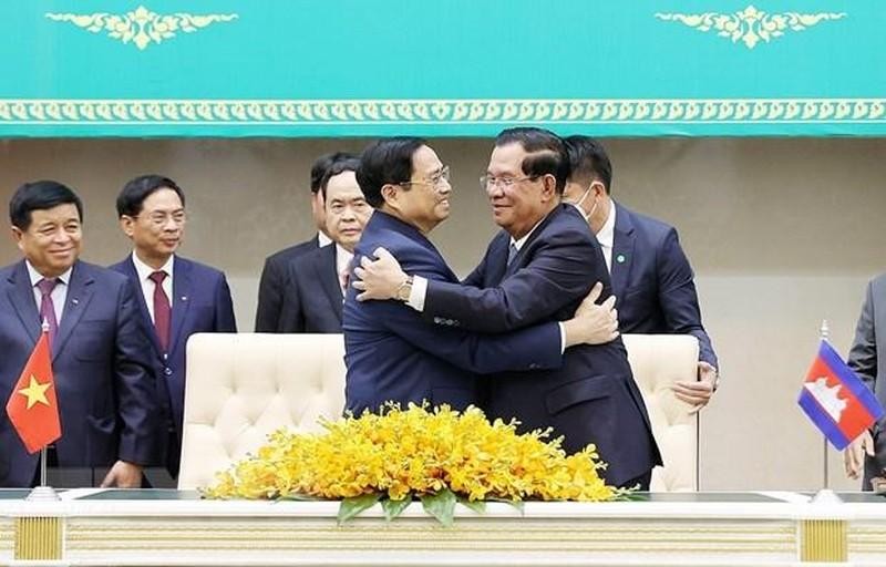 El primer ministro de Vietnam, Pham Minh Chinh (izquierda), y su homólogo camboyano, Samdech Techo Hun Sen. (Fotografía: VNA)