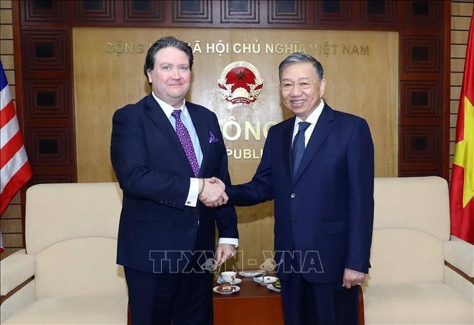 El ministro de Seguridad Pública de Vietnam, To Lam, y el embajador de Estados Unidos, Marc E. Knapper. (Fotografía: VNA)