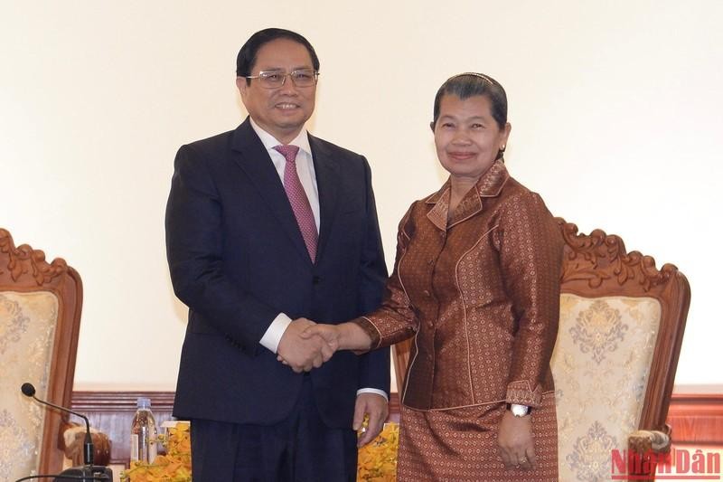 El primer ministro vietnamita, Pham Minh Chinh, y la viceprimera ministra de Camboya, Men Sam An. (Fotografía: Nhan Dan)