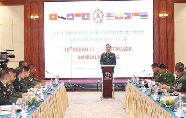 El primer coronel Duong Quy Nam, director del Instituto de Relaciones Internacionales de Defensa perteneciente al Ministerio de Defensa de Vietnam, interviene en el evento. (Fotografía: VNA)