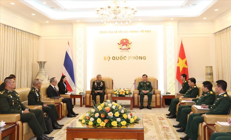 El coronel general Hoang Xuan Chien, viceministro vietnamita de Defensa, y el general Narongpan Jittkaewtae, comandante en jefe del Ejército Real de Tailandia (Fotografía: VNA)