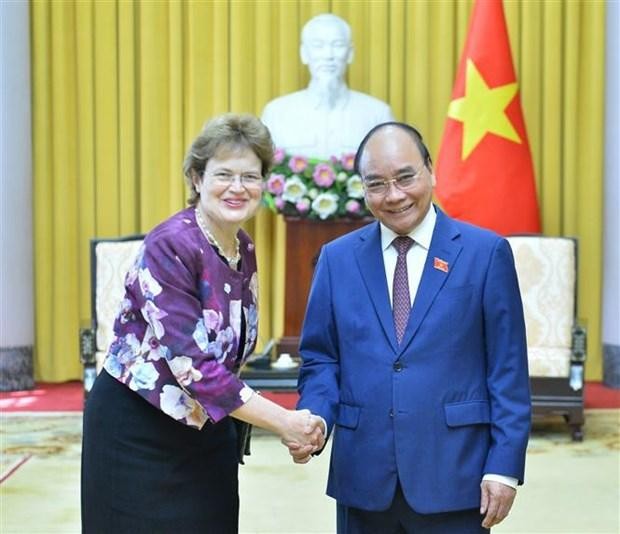 El presidente de Vietnam, Nguyen Xuan Phuc, recibe a la gobernadora del estado de Australia del Sur, Frances Adamson. (Fotografía: VNA)