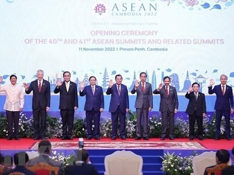 El primer ministro vietnamita, Pham Minh Chinh, y los jefes de las delegaciones de los países de la ASEAN en la inauguración. (Fotografía: VNA)