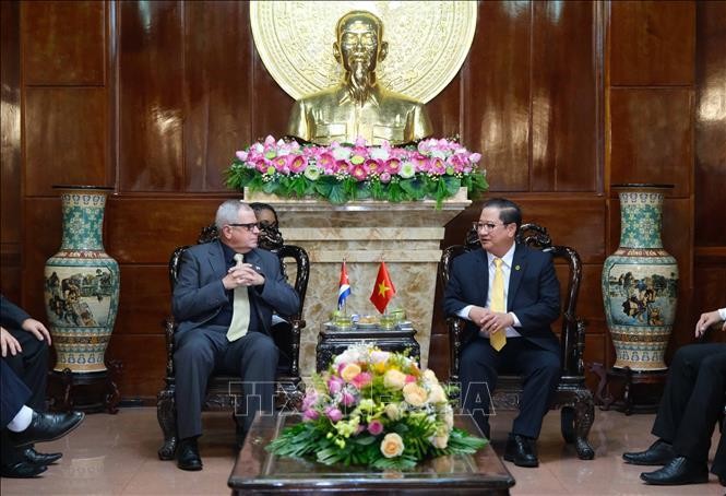 Tran Viet Truong, presidente del Comité Popular de la ciudad survietnamita de Can Tho, se reúne con Homero Acosta Álvarez, secretario de la Asamblea Nacional del Poder Popular y del Consejo de Estado de Cuba. (Fotografía: VNA)