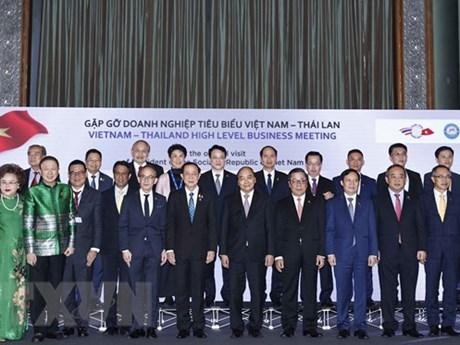 El presidente Nguyen Xuan Phuc se reúne con representantes de empresas más destacadas de Vietnam y Tailandia. (Fotografía: VNA)