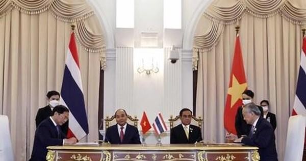  El presidente de Vietnam, Nguyen Xuan Phuc, y el primer ministro de Tailandia, Prayut Chan-o-cha, presencian la firma del Plan de Acción para Implementar la Asociación Estratégica Reforzada Tailandia-Vietnam para el período 2022-2027. (Fotografía: VNA)
