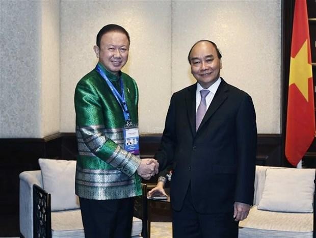 El presidente vietnamita, Nguyen Xuan Phuc, (D.) y el titular de Asociación de Amistad Tailandia – Vietnam, Sanan Angubolkul. (Fotografía: VNA)